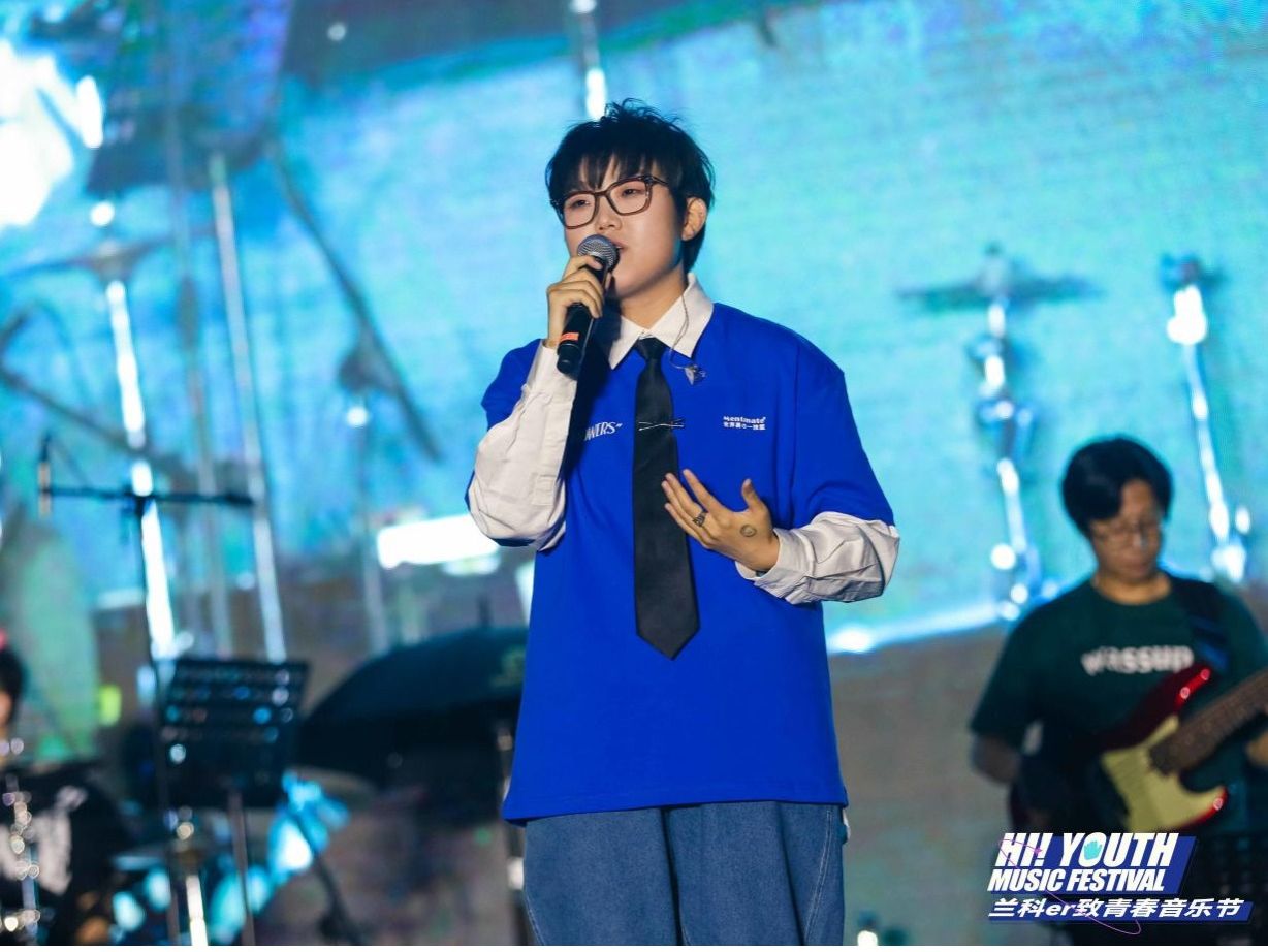 十大买球官方网站：草地音乐节，嗨唱燃爆毕业季！