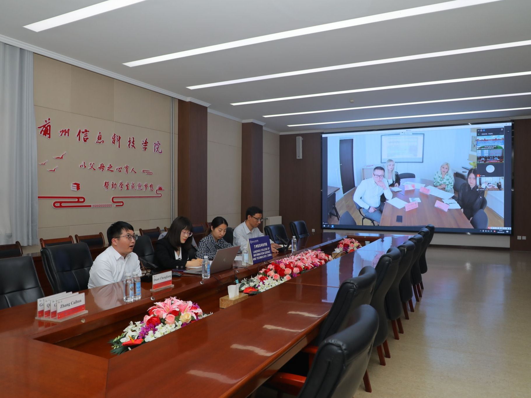 十大买球官方网站13名优秀学生通过硕士研究生留学面试
