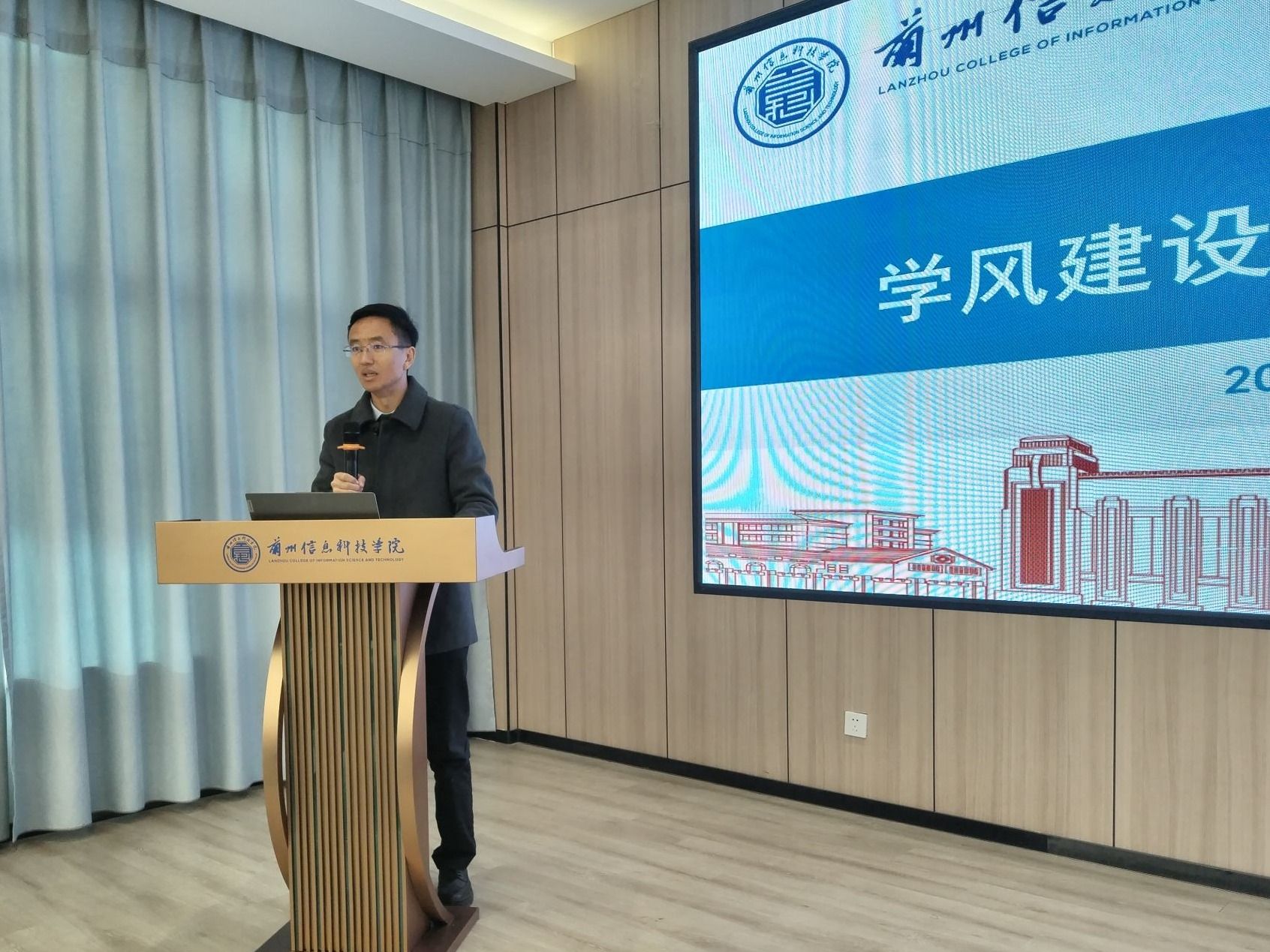 聚焦学风建设，落实立德树人，  十大买球官方网站召开学风建设专项主题研讨会