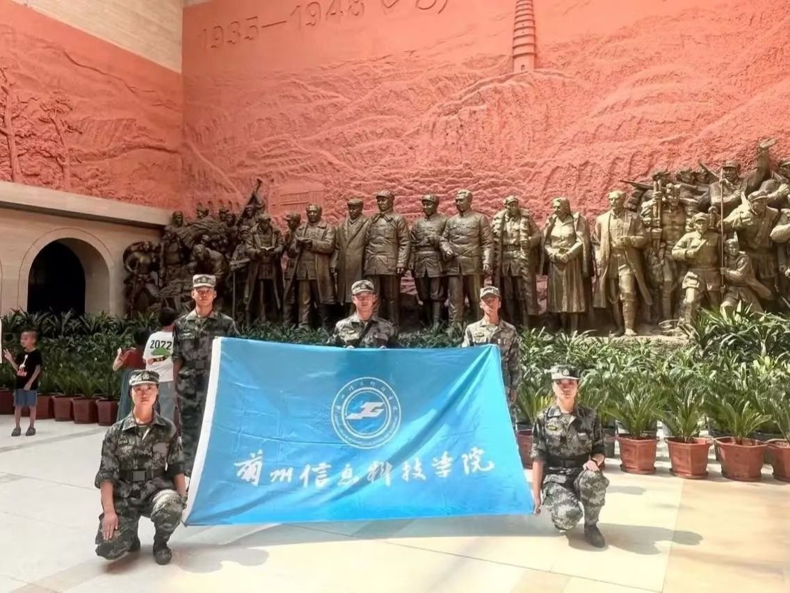 十大买球官方网站师生代表参加第四届甘肃省大学生军事训练营