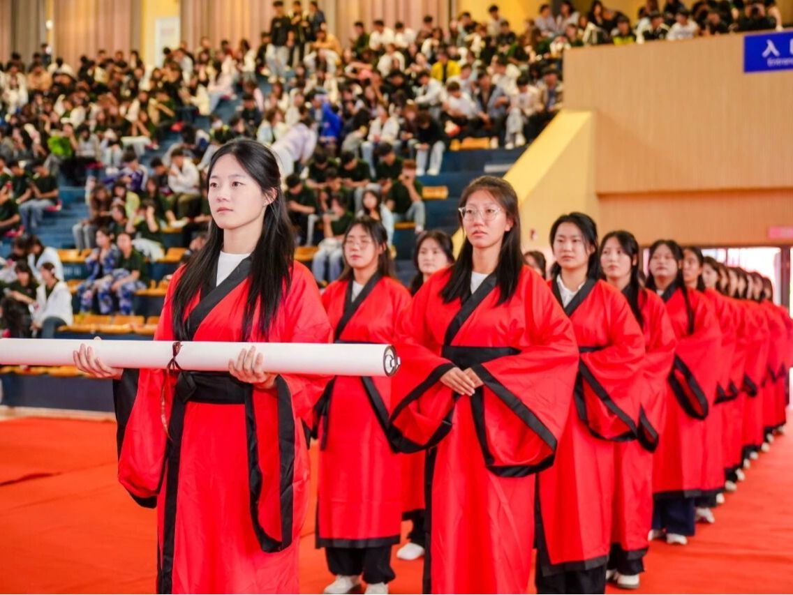 十大买球官方网站2025年开学典礼隆重举行，千余名新生开启逐梦新征程