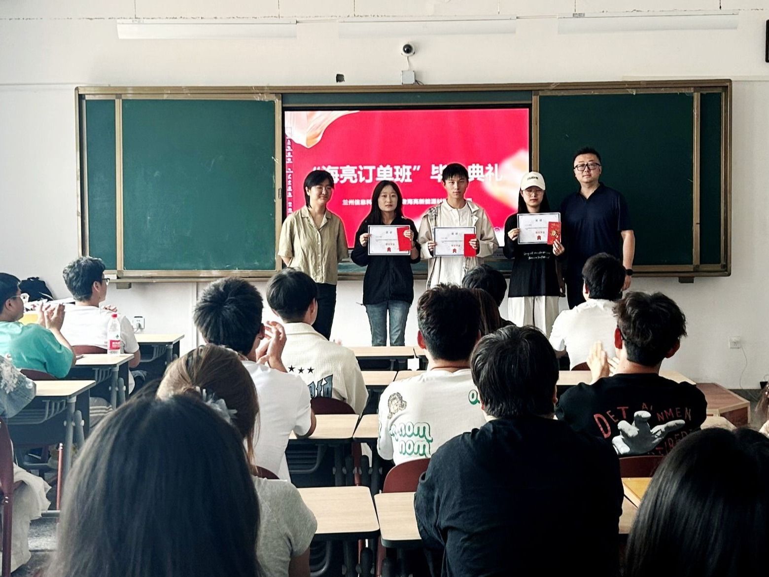 十大买球官方网站举行第一届“海亮班”结业暨奖学金颁发仪式