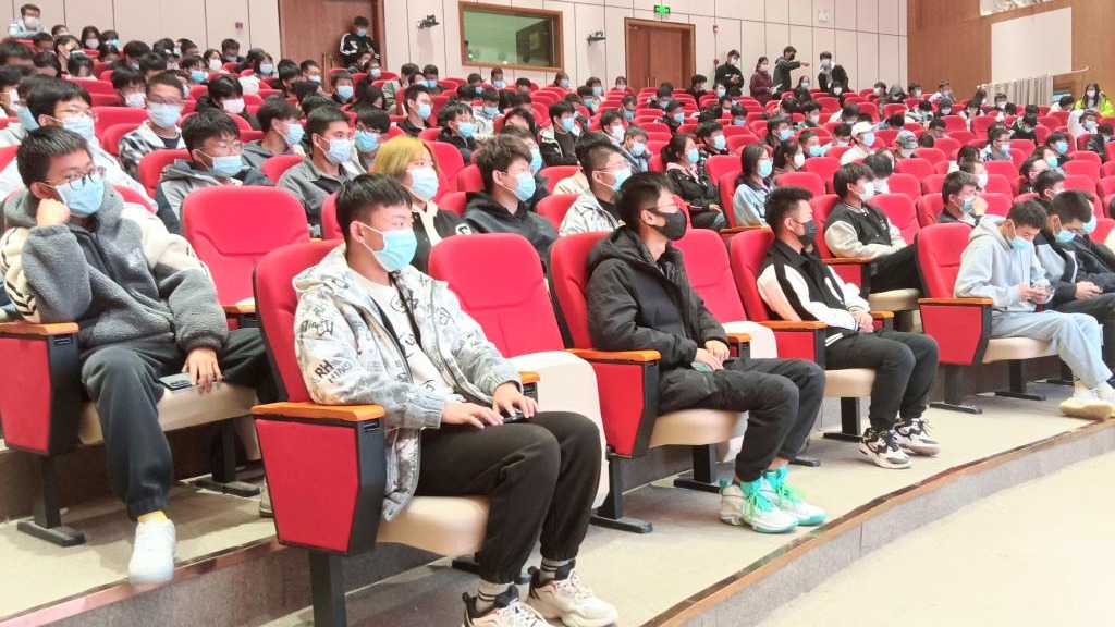 十大买球官方网站电气与电子工程学院举行2023届毕业生动员大会