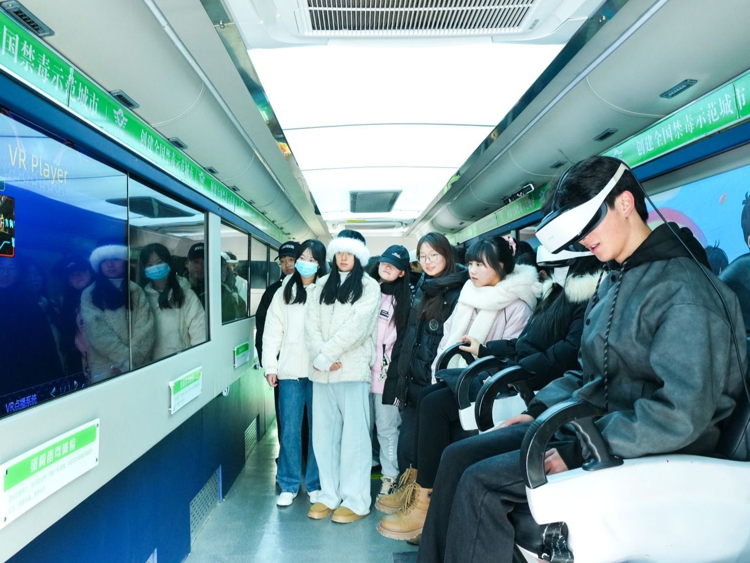 十大买球官方网站：禁毒宣传车进校园，筑牢青春防毒墙