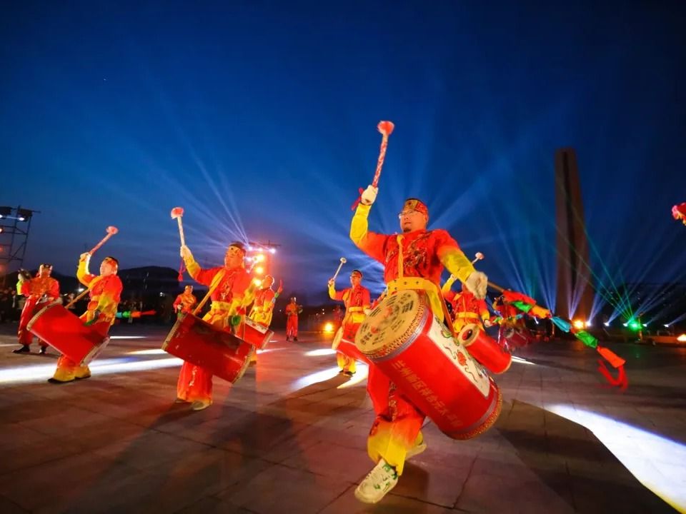 打铁花，兰州太平鼓，十大买球官方网站非遗表演点亮新学期