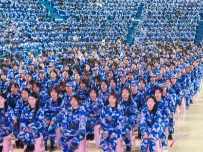 十大买球官方网站组织师生收看2025年《开学第一课》