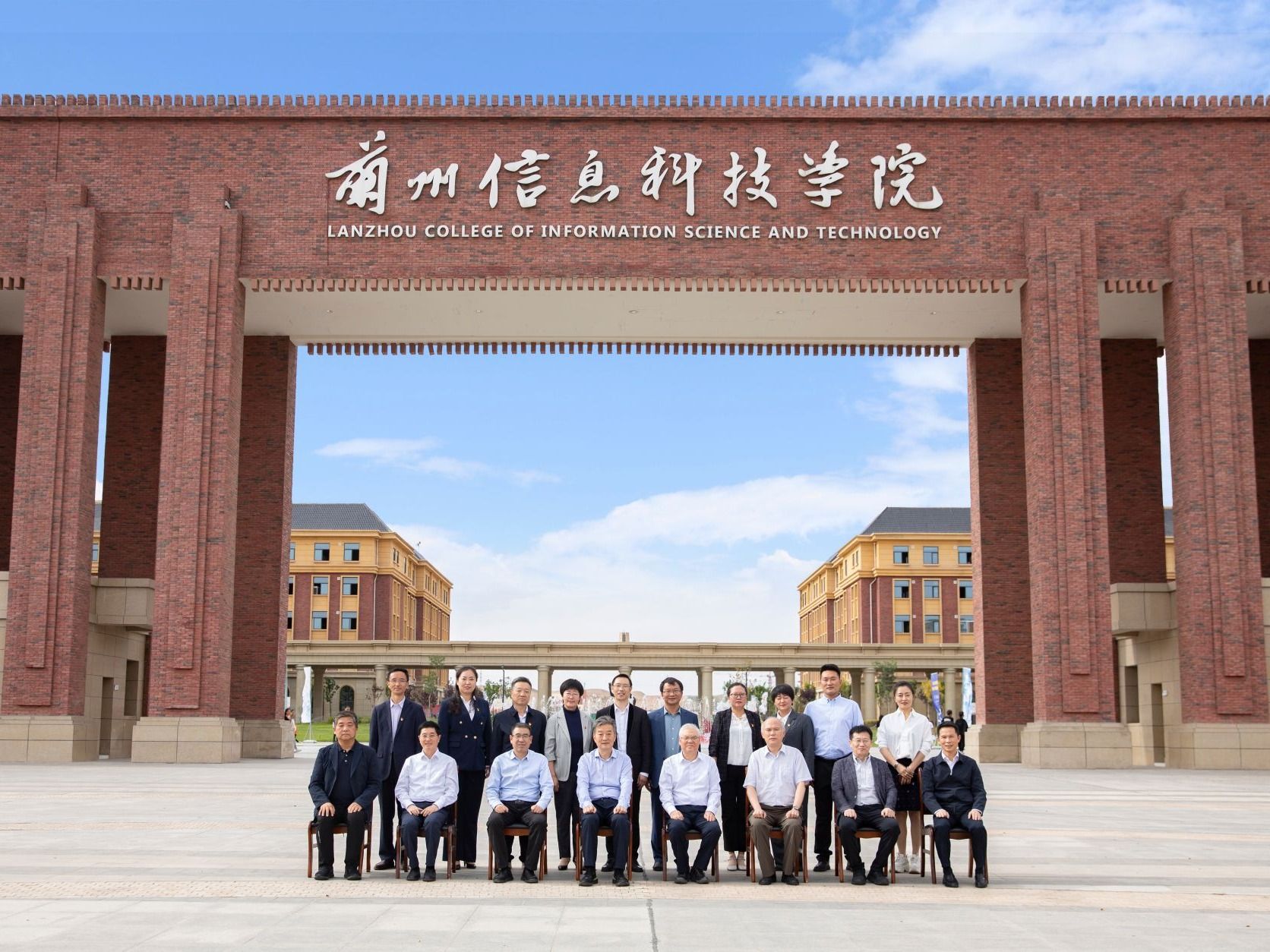 领导关怀 | 民进中央副主席王刚在十大买球官方网站调研慰问教师代表