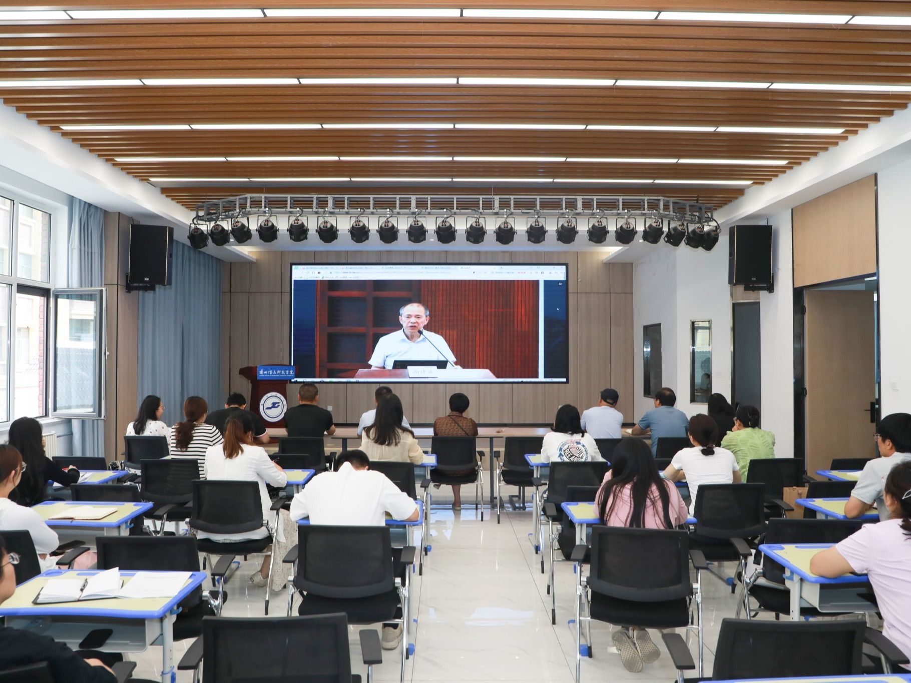十大买球官方网站全体辅导员集中参加教育部全国高校辅导员提升政治能力培训班