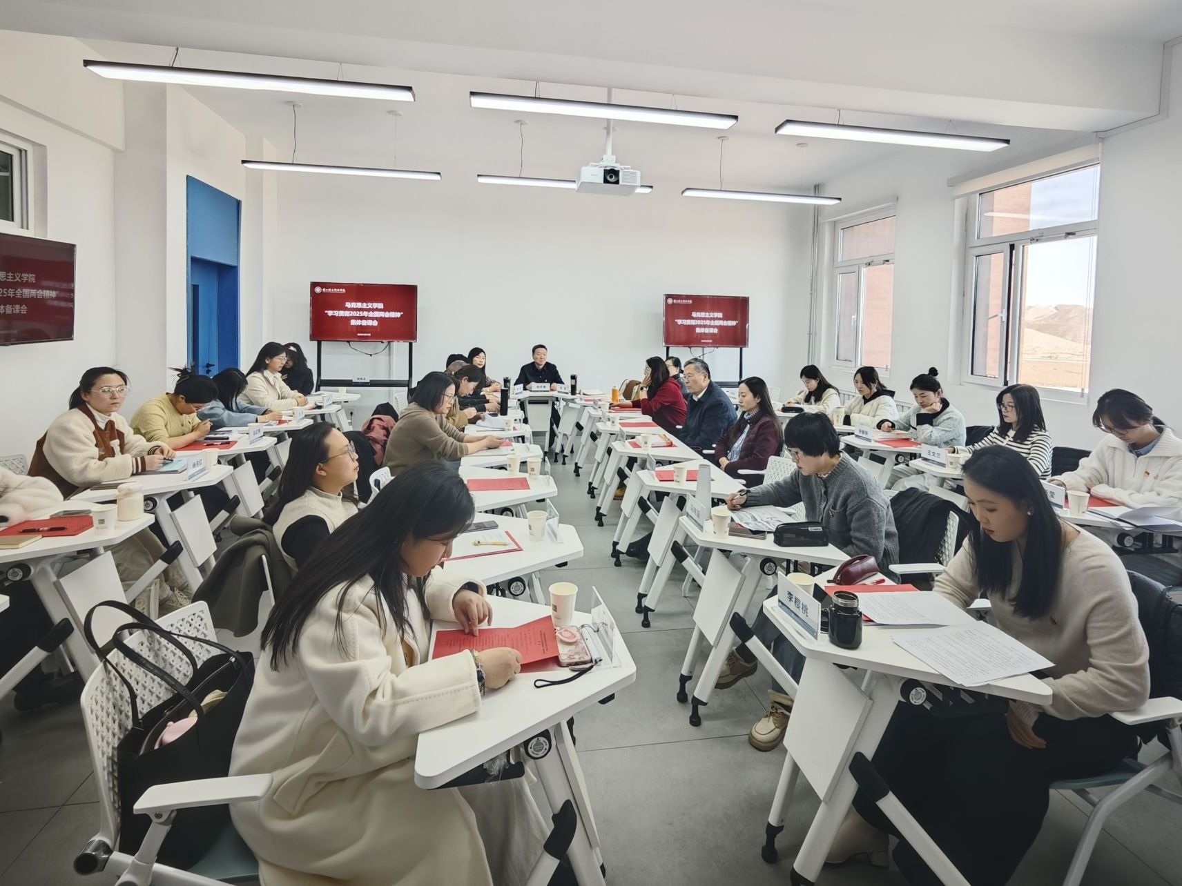 十大买球官方网站马克思主义学院召开“学习贯彻2025年全国两会精神”集体备课会
