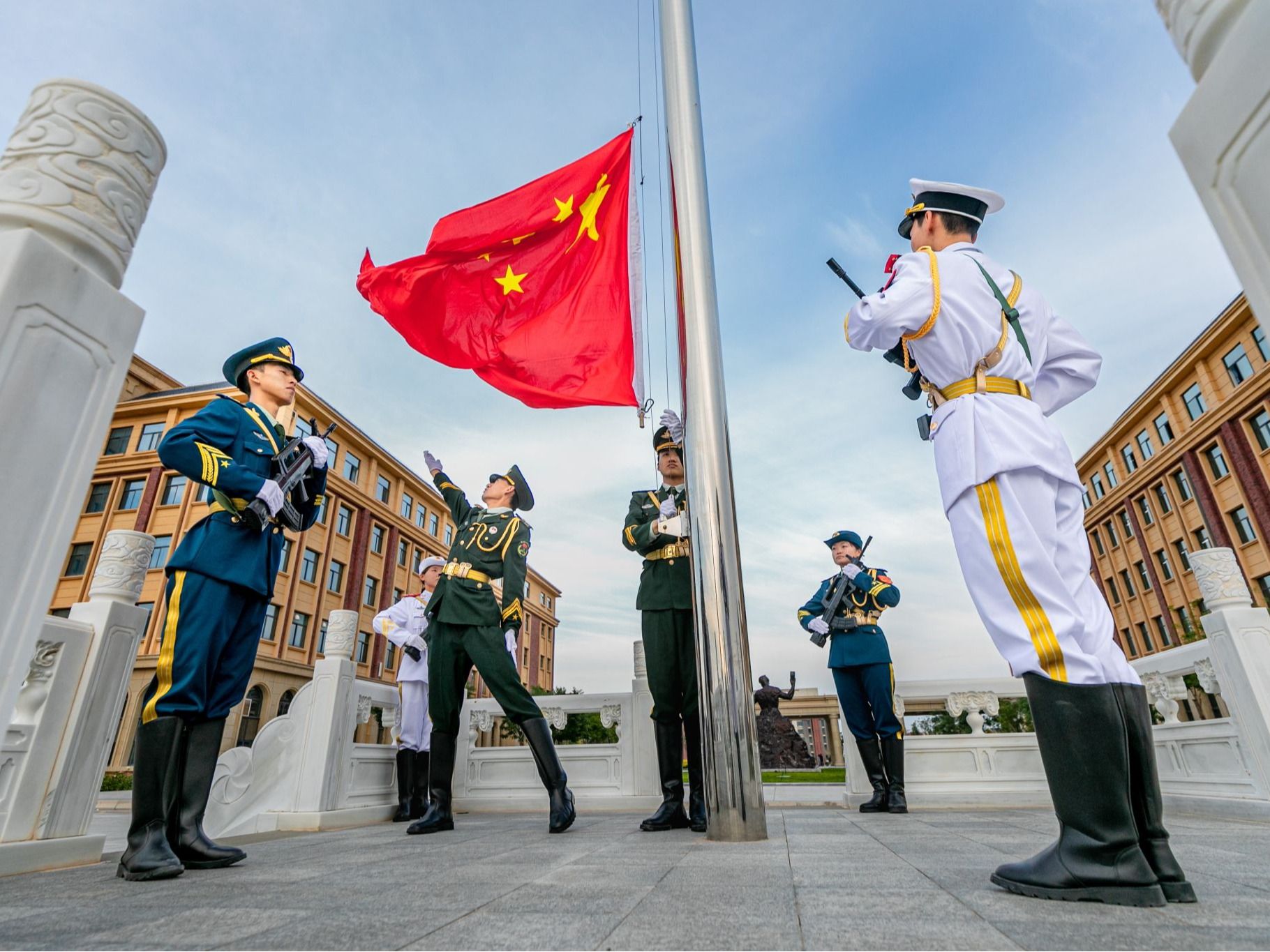 十大买球官方网站举行庆“七一”升国旗仪式