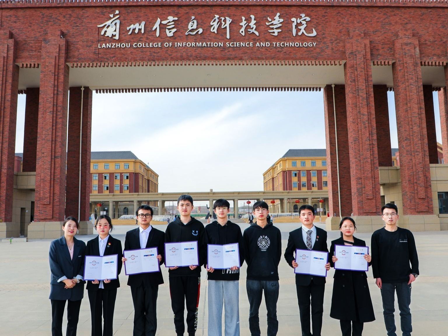十大买球官方网站在全国大学生数学建模竞赛和数学竞赛中斩获佳绩