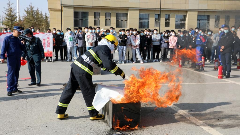 人人参与消防，共创平安和谐 --十大买球官方网站开展消防灭火演练暨消防安全月启动仪式