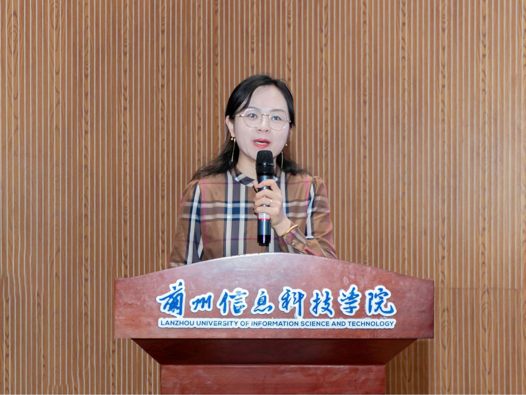 十大买球官方网站开展《防范化解重大经济金融风险漫谈》专题讲座