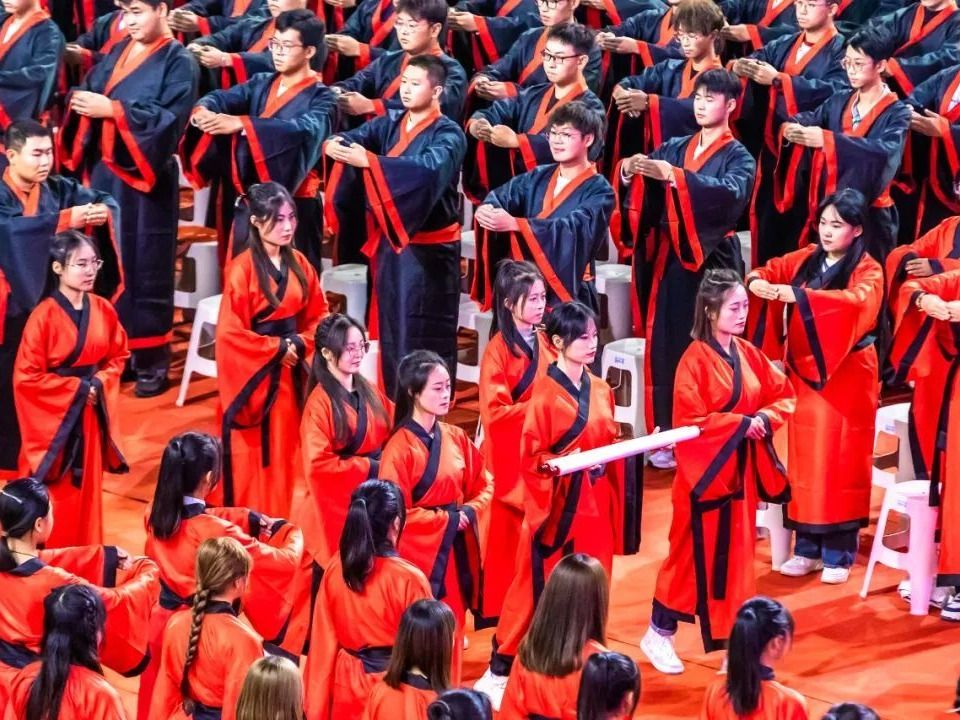 成就最非凡模样！十大买球官方网站开学大典上千名学生身着汉服行尊师礼