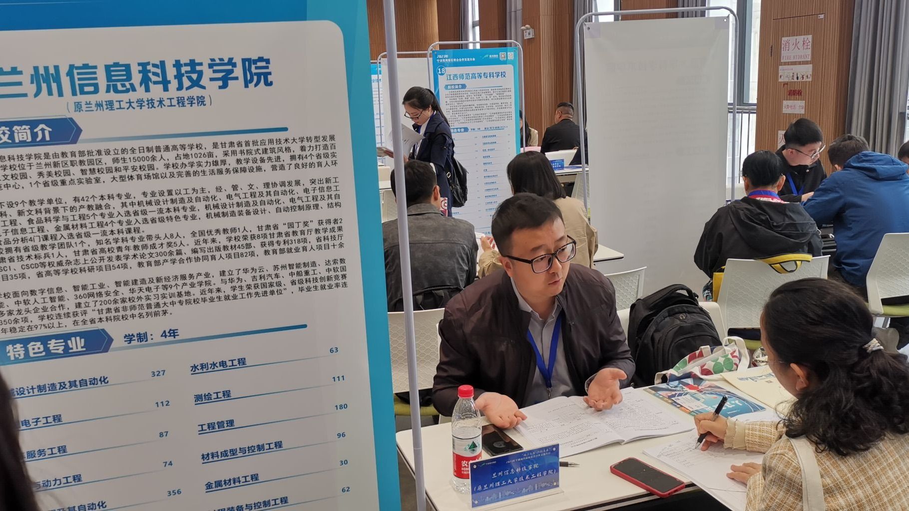 “搭建沟通桥梁 密切校地合作” 十大买球官方网站参加宁波前湾新区校企合作交流大会