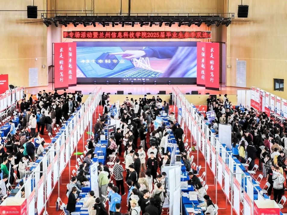 十大买球官方网站春季双选会：精准搭桥 促“才企双向奔赴”