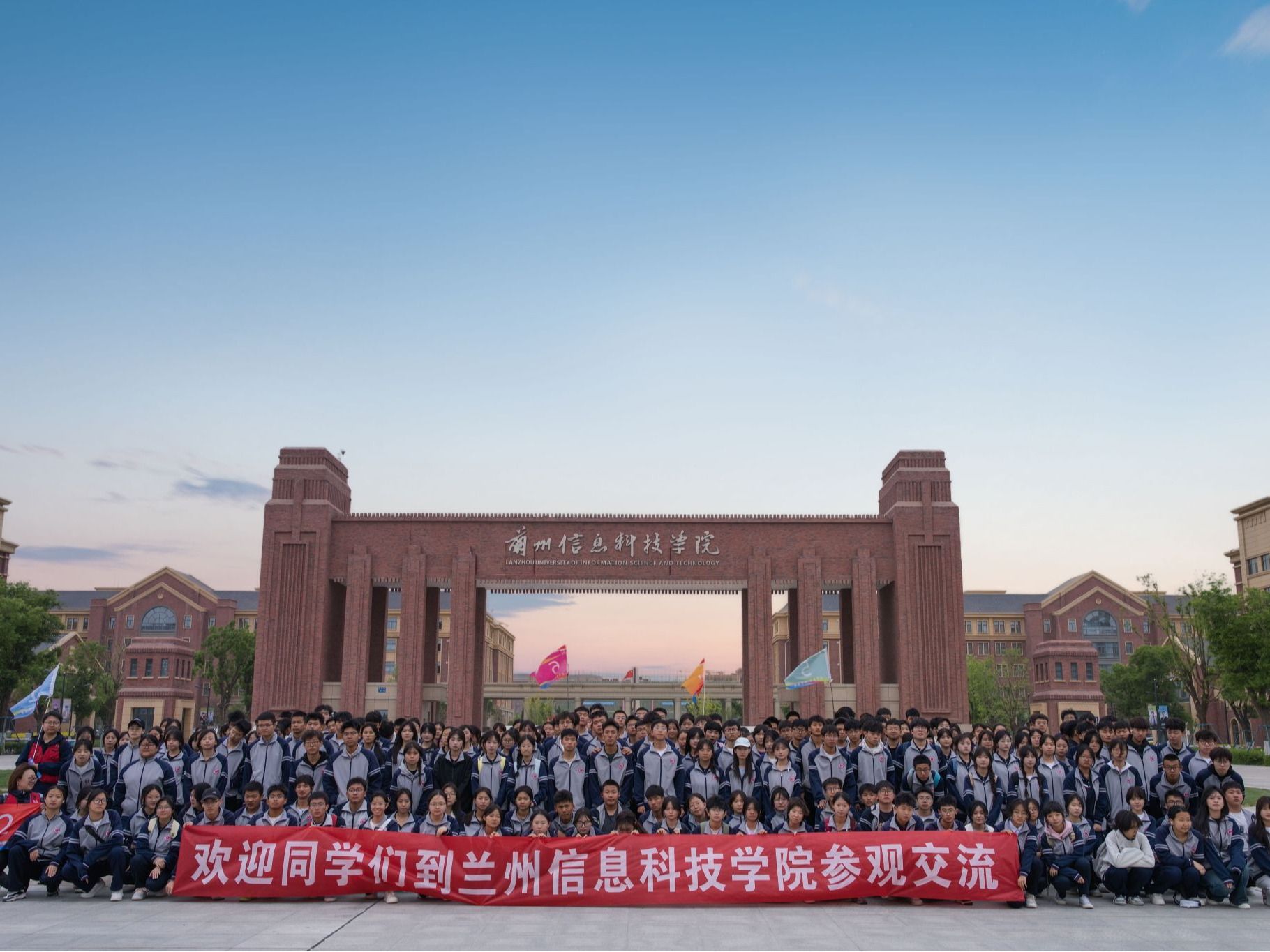 探秘数智化高校，点亮科技梦想  十大买球官方网站举行研学实践活动