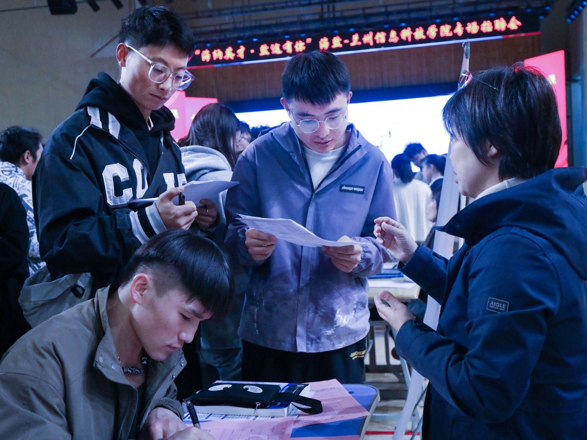 十大买球官方网站举办“海纳英才·盐途有你”浙江海盐引才专场招聘会