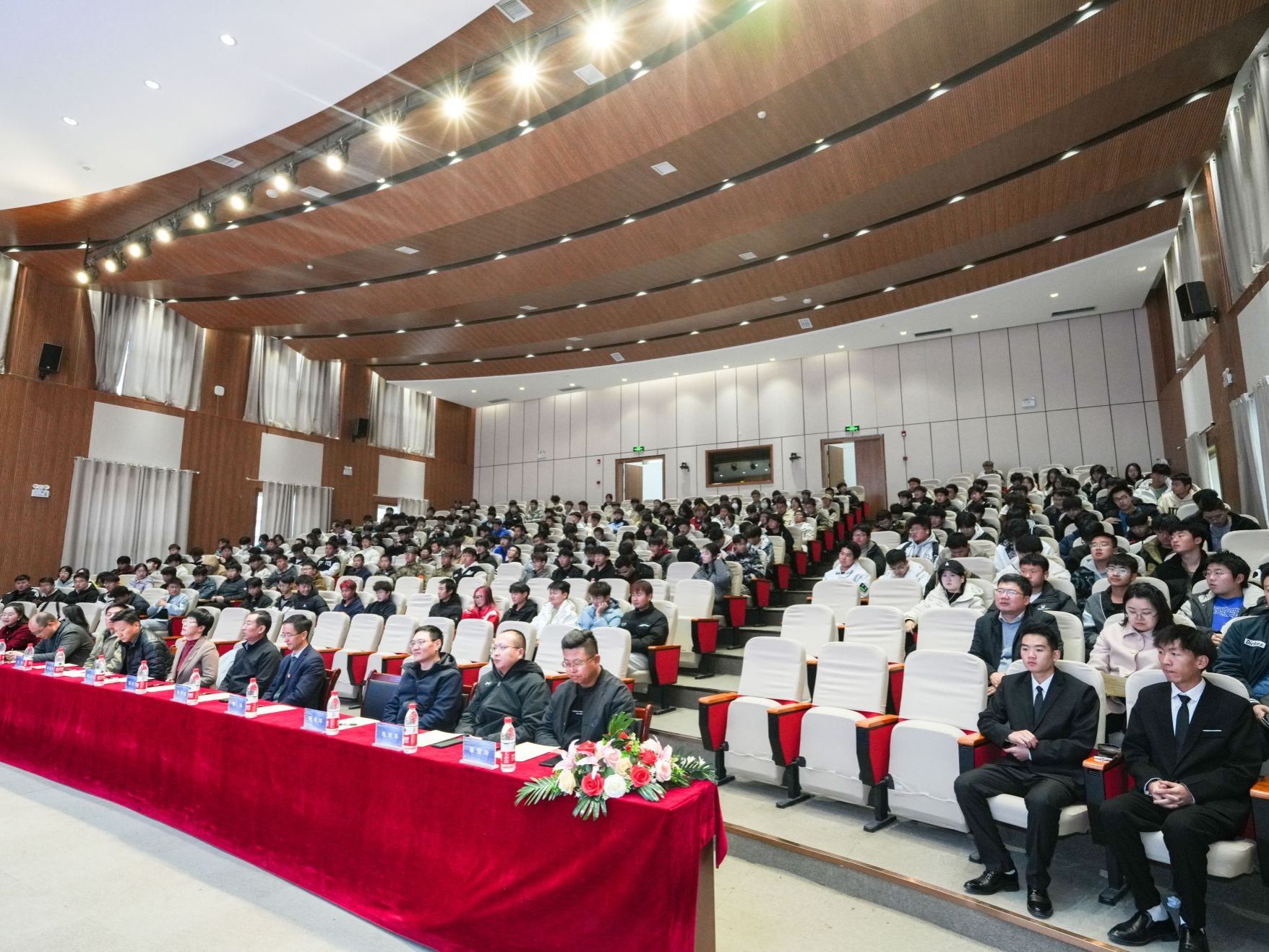 中科院首席科学家杨磊应邀为十大买球官方网站师生作讲座