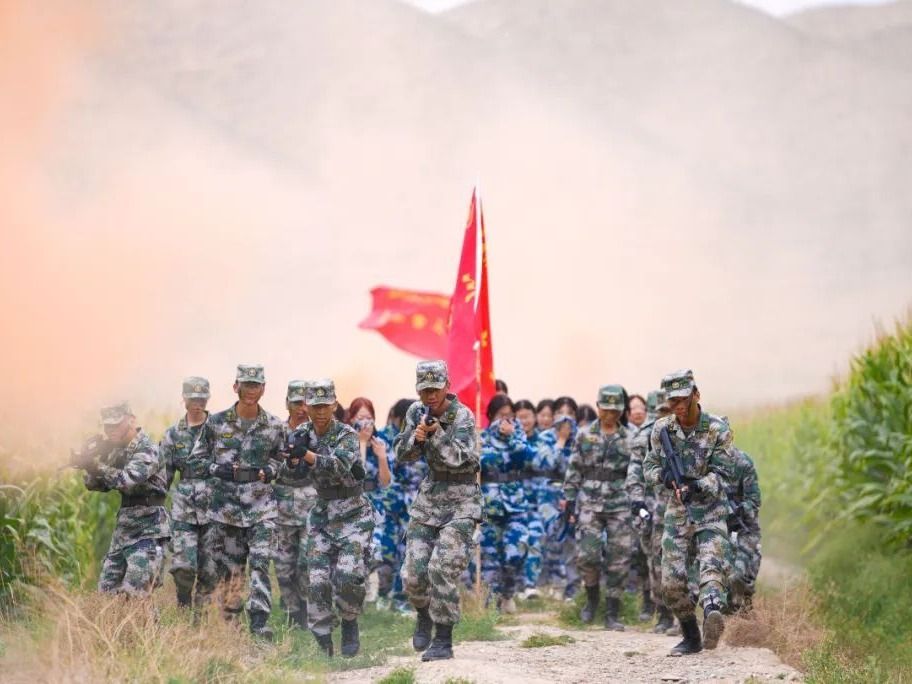 十大买球官方网站： 6000多名学生行军拉练用脚步丈量青春征程
