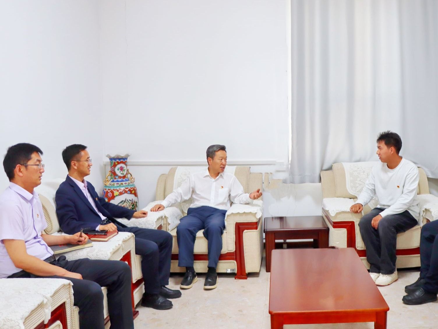 十大买球官方网站党委书记与省人大代表学生深入交谈，共话育人与履职
