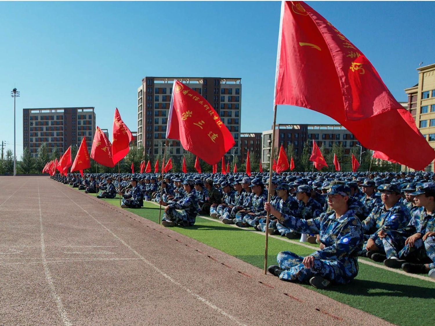 践行强国志，砥砺正当时  —十大买球官方网站举行国防教育专题报告会